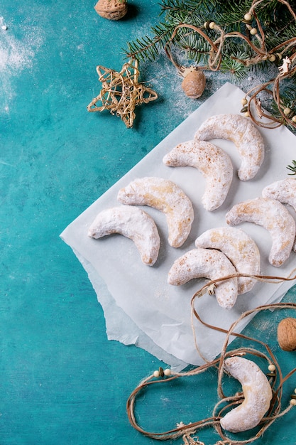 Biscoitos de Natal crescente com decoração do feriado