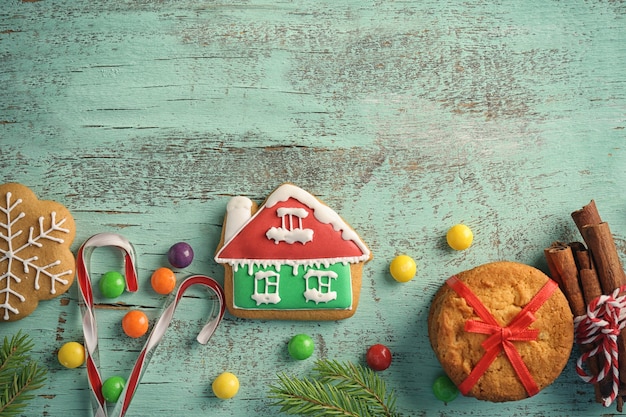 Biscoitos de natal criativos na mesa de madeira