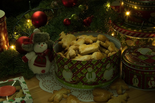 Biscoitos de Natal de ano novo com decorações de Natal e boneco de neve