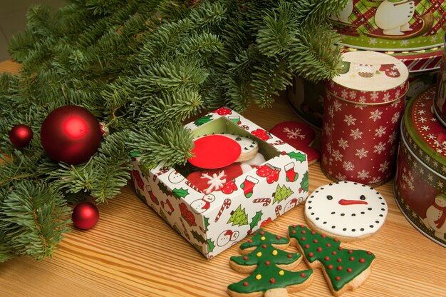 Biscoitos de Natal de ano novo com decorações de Natal e o galho da árvore de Natal