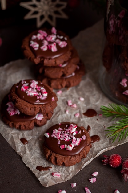 Biscoitos de Natal de chocolate com bastão de doces esmagados
