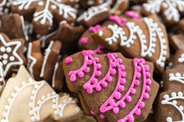 Biscoitos de Natal de gengibre e açúcar com glacê real.