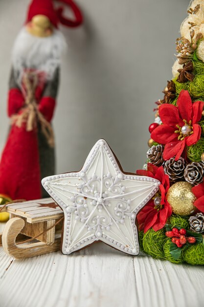 Biscoitos de Natal de gengibre em uma mesa de madeira branca.