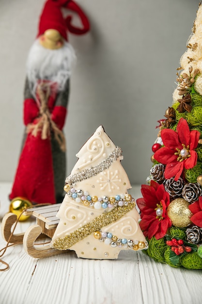 Biscoitos de Natal de gengibre em uma mesa de madeira branca.