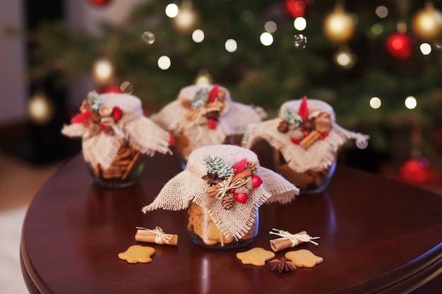 Biscoitos de Natal de gengibre na jarra de vidro