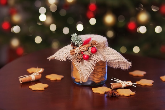 Biscoitos de Natal de gengibre na jarra de vidro