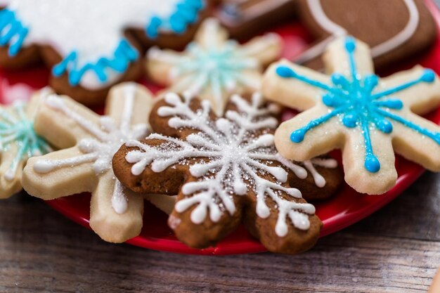 Biscoitos de Natal decorados com glacê real.