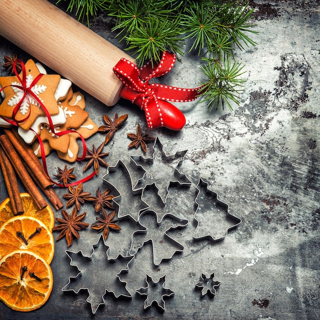 Biscoitos de Natal e ingredientes de panificação. Imagem em tons de estilo vintage