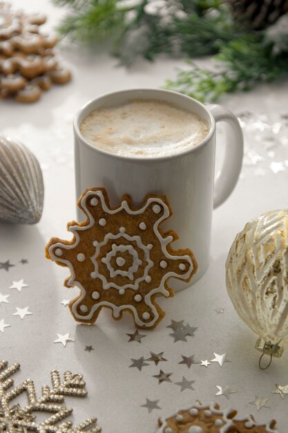 Biscoitos de natal e xícara de café