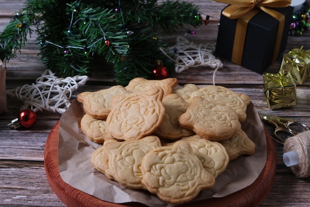 Biscoitos de natal em forma de cabeça de tigre em uma placa de madeira