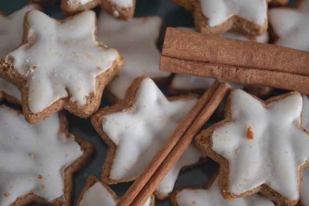 Biscoitos de Natal em forma de estrela com cobertura branca.