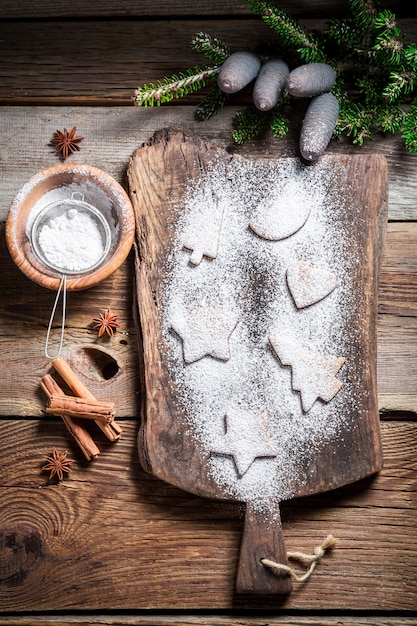 biscoitos de natal em fundo de madeira