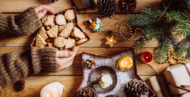 Biscoitos de Natal em um fundo de madeira. banner longo