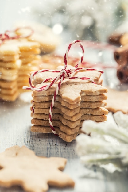 Biscoitos de Natal estrelas como decorações de Natal - close-up.