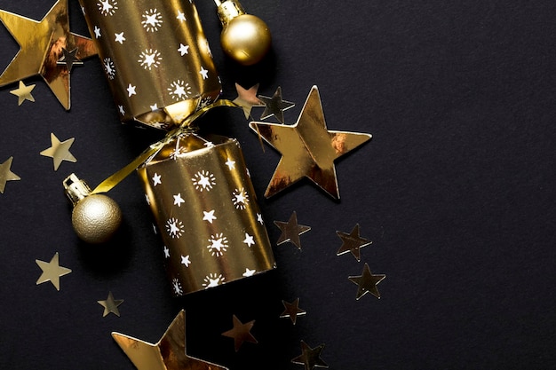 Biscoitos de Natal festivos dourados em um fundo escuro