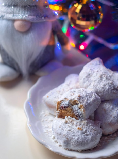 Biscoitos de Natal gregos tradicionais Kurabye com amêndoas e açúcar em pó e Gnomo de Natal