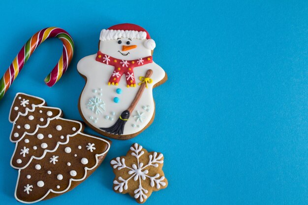 Biscoitos de natal isolados em azul