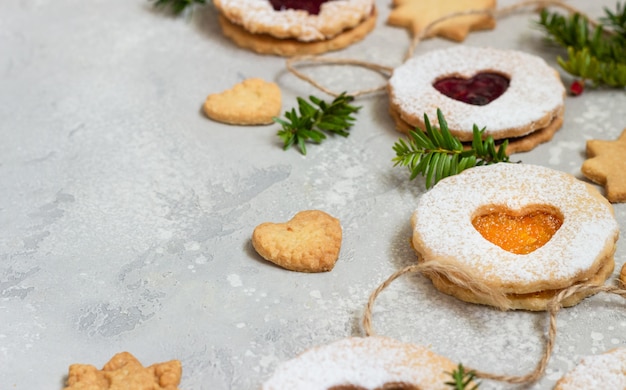 Biscoitos de Natal Linzer com geléia. Biscoitos de Natal austríacos tradicionais. Massa quebrada.