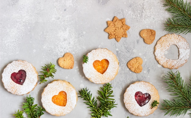 Biscoitos de Natal Linzer com geléia. Biscoitos de Natal austríacos tradicionais. Massa quebrada.