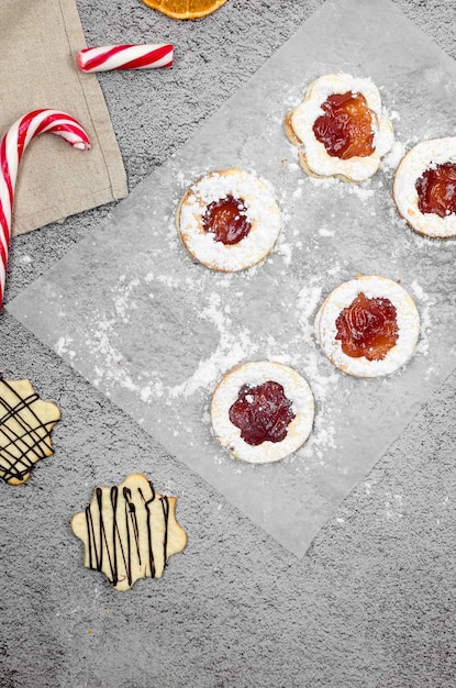 Biscoitos de Natal Linzer tradicionais recheados com geléia caseira