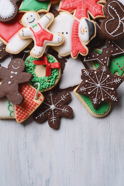 Biscoitos de natal mistos com lugar para o seu texto na mesa de madeira