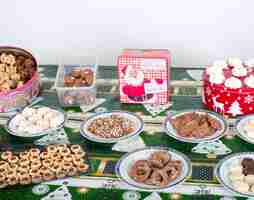 Foto biscoitos de natal na mesa contra fundo branco