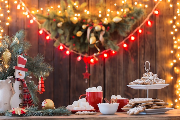 Biscoitos de natal na mesa de madeira da cozinha