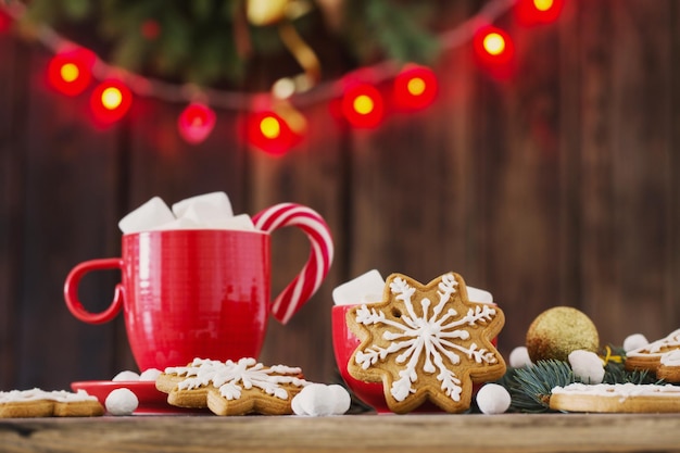 Biscoitos de Natal na mesa de madeira na cozinha