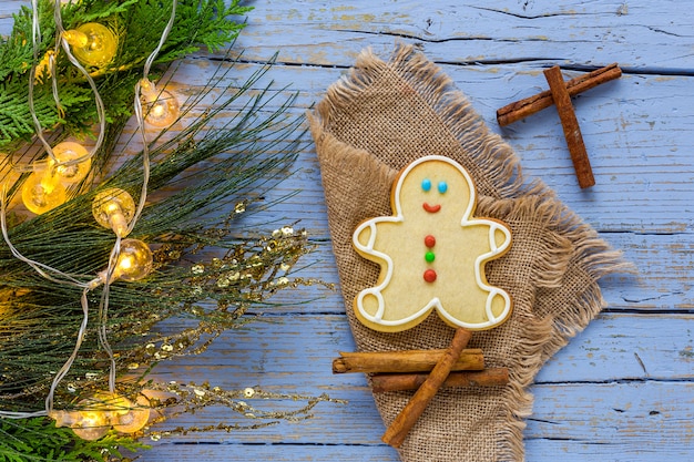 Biscoitos de Natal na mesa de madeira