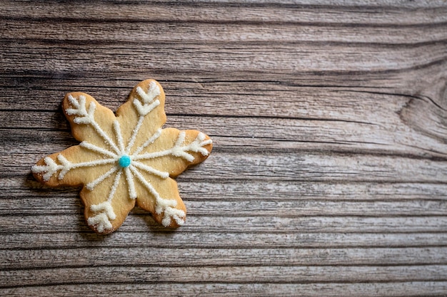 Biscoitos de Natal na mesa de madeira