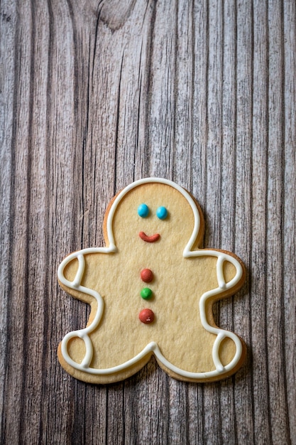 Biscoitos de Natal na mesa de madeira