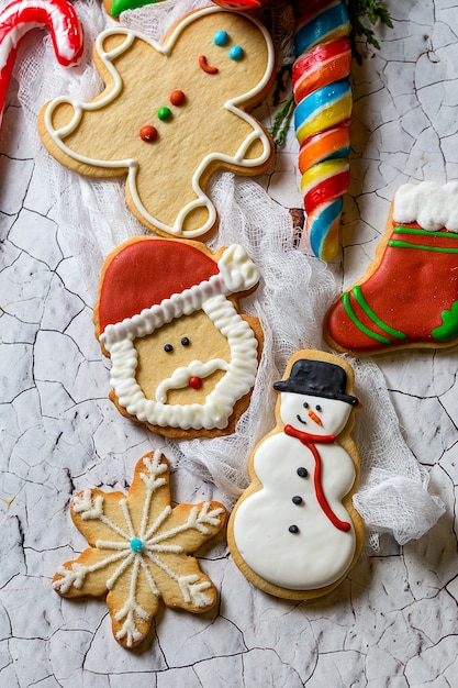 Biscoitos de Natal na mesa de madeira