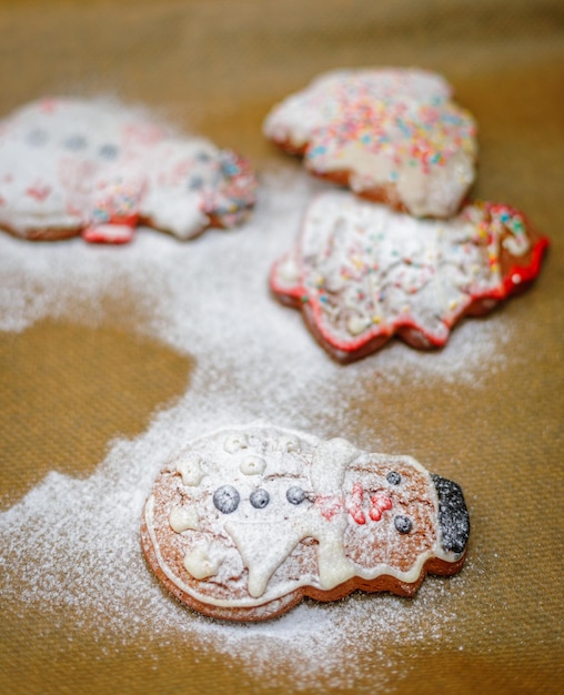 Biscoitos de Natal polvilhados com açúcar em uma folha de assar