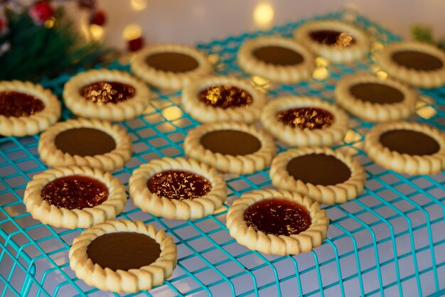 Biscoitos de Natal resfriados na frigideira com pasta de avelã