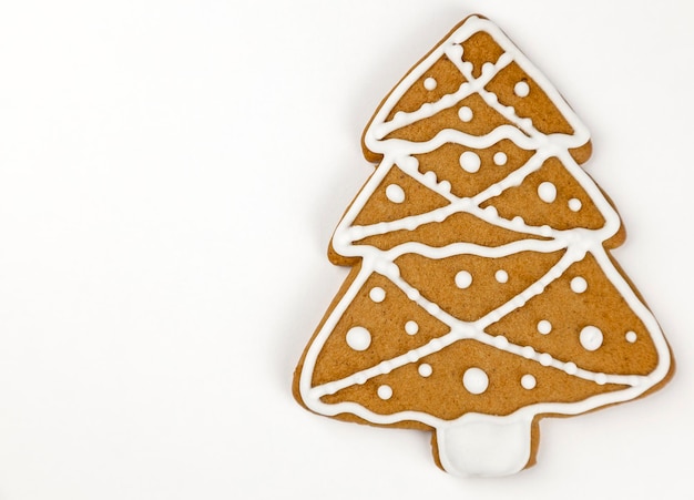 Biscoitos de Natal Árvore de gengibre em um fundo branco com espaço para texto