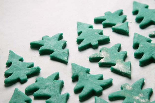 Biscoitos de NatalÁrvores de Natal em um fundo branco