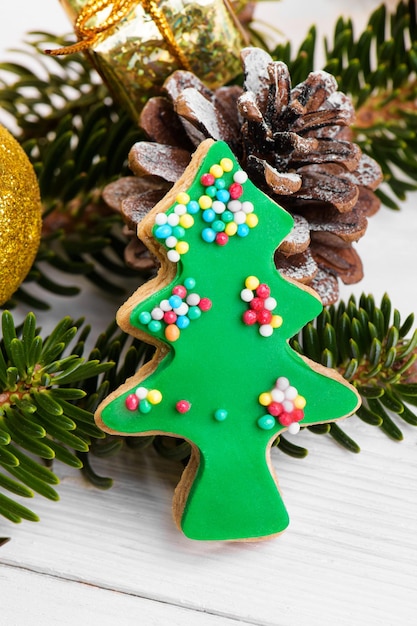 Biscoitos de Natal saborosos, comestíveis, cones de ramos de abeto sobre fundo de madeira fecham