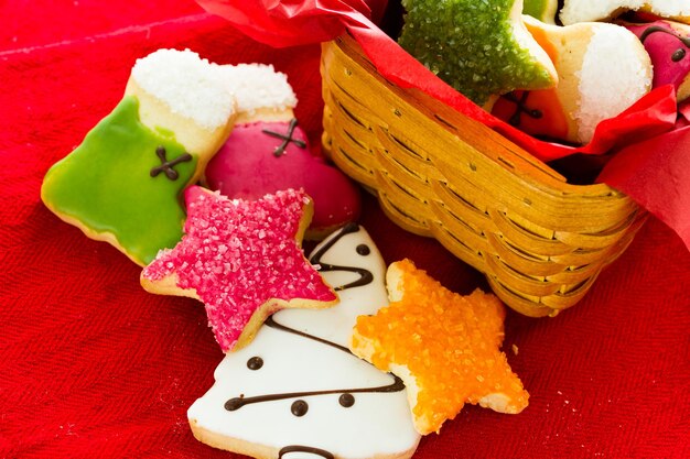 Biscoitos de Natal variados sobre fundo vermelho.