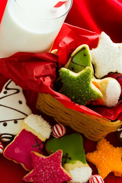 Biscoitos de Natal variados sobre fundo vermelho.