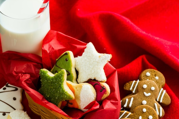 Biscoitos de Natal variados sobre fundo vermelho.