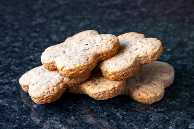 Biscoitos de nozes. Biscoitos de nozes sobre uma mesa de mármore escura. Comida caseira.