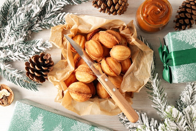 Biscoitos de nozes em cima da mesa com um galho de árvore de Natal