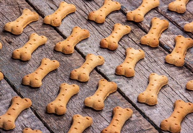 Biscoitos de osso para cães em fundo de madeira