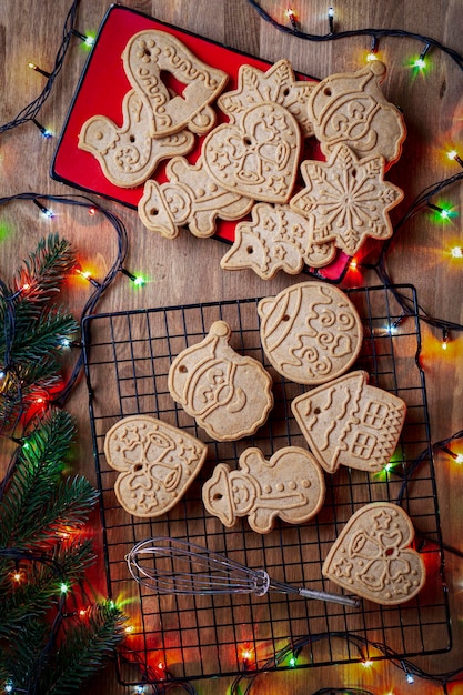 Foto biscoitos de pão de gengibre caseiros de natal em uma mesa de madeira