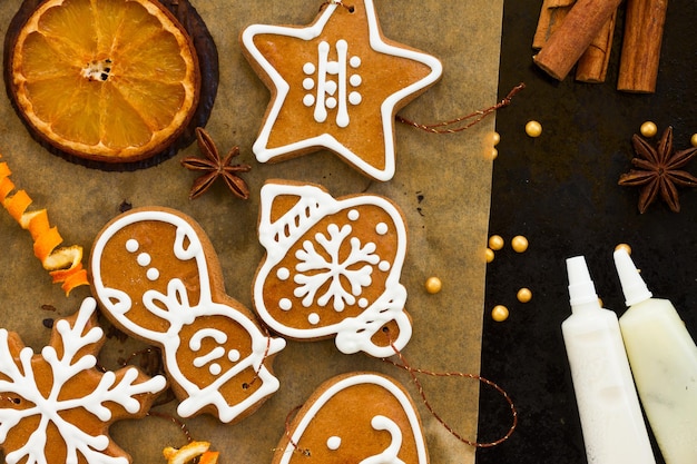 Biscoitos de pão de gengibre de Natal com laranja seca em papel de cozinha