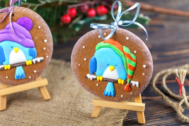 Biscoitos de pão de mel doce como decoração da mesa de natal