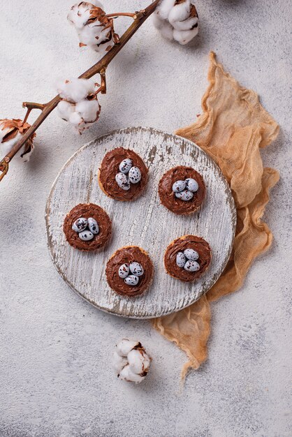 Biscoitos de páscoa em forma de ninho com ovos