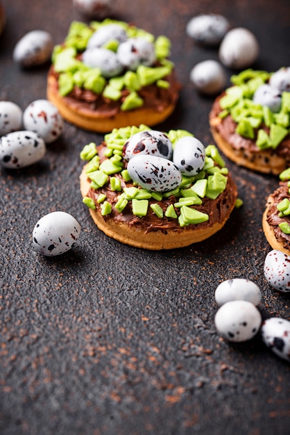 Biscoitos de Páscoa em forma de ninho com ovos