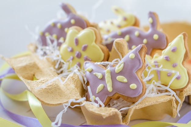 Biscoitos de Páscoa em suporte de ovo