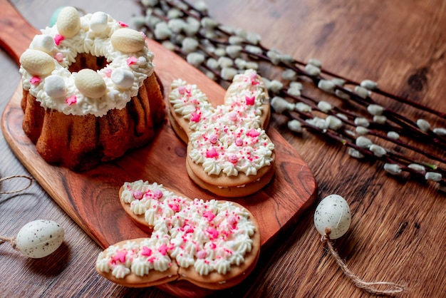 Biscoitos de Páscoa em uma placa de madeira com coelhinhos em forma de coelho no topo